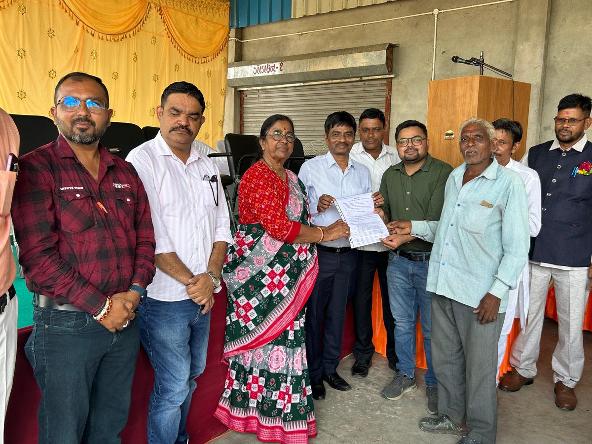 tdo_khedbrahama's tweet photo. આજ રોજ રાજ્યસભા સાંસદ શ્રીમતિ રમીલાબેન બારાના અઘ્યક્ષ સ્થાને ખેડબ્રહ્મા તાલુકાના ૮૦૦ લાભાર્થીઓને પ્રધાનમંત્રી આવાસ યોજનાના અંતર્ગત પોતાના સપના ના ધર માટે વર્કઓડર આપવામાં આવ્યા તથા ભારત વિકાસ પત્રિજ્ઞા લેવામાં આવી.
#VikasSaptah
#23YearsOfJanSeva
#ViksitBharat https://t.co/Y7zXYHJ6eg