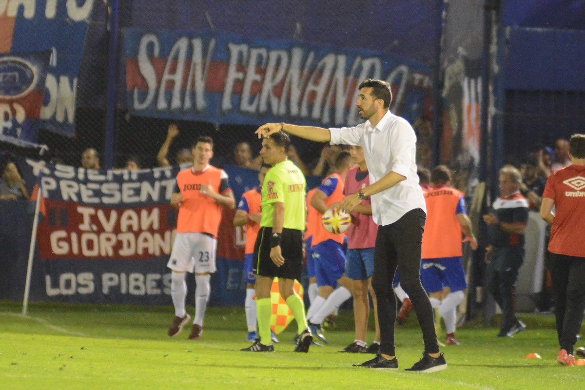 Echeverria_M21's tweet photo. Hace 6 años, 8 Octubre 2018, iniciaba mi carrera como Director Técnico. Triunfo 1 a 0 vs @EdelpOficial dirigiendo a @catigreoficial en la @LigaAFA 🇦🇷 luego de una larga trayectoria como Futbolista Profesional

Gracias a todos los que me acompañan, lo mejor está por venir! ⚽️ https://t.co/lDZlSerxHm