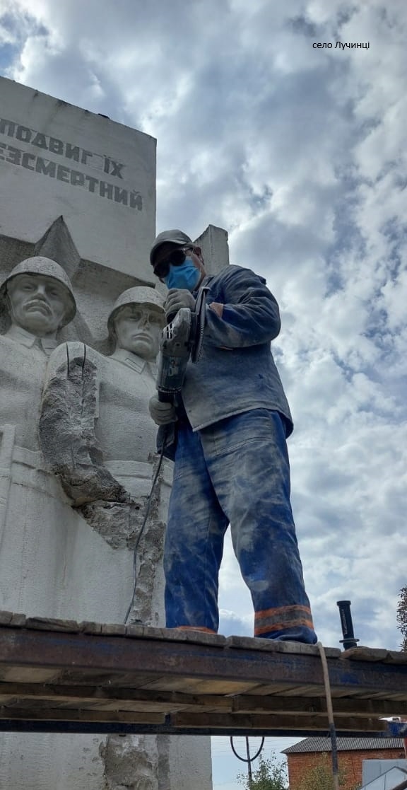 DecolonizatorUA's tweet photo. А це село Лучинці, Прикарпаття.

Пам'ятник совєцьким окупантам йде на смітник історії.

Далі буде. https://t.co/ELvLdjGMRI