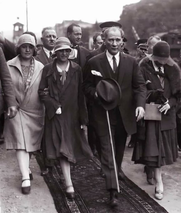 “Ey kahraman Türk kadını, sen yerde sürüklenmeye değil, omuzlar üzerinde göklere yükselmeye layıksın.”  #KadınaVeÇocuğaDokunma

📷