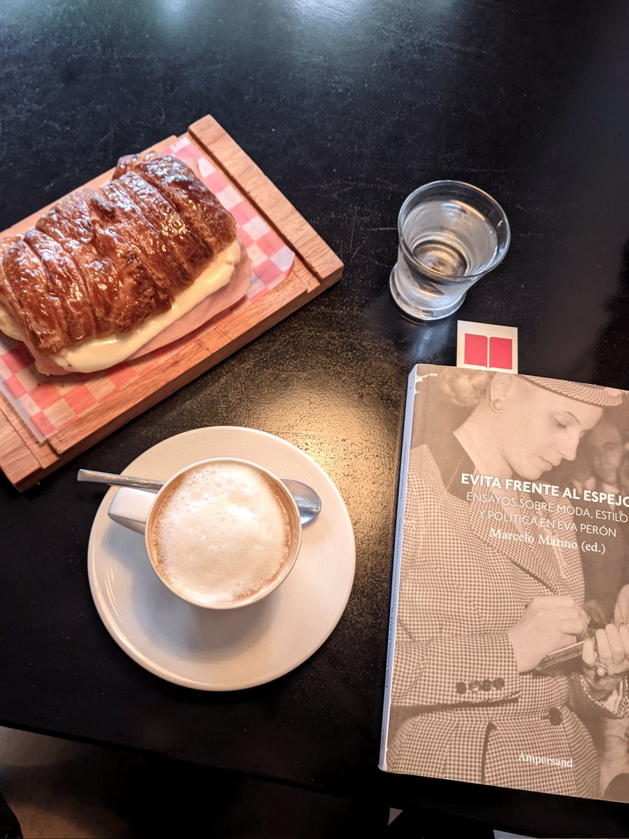 solanavb's tweet photo. me puse mis zapatitos nada que ver y me vine a leer mi libro nuevo al café que me gusta visitar siempre https://t.co/cnpyweup9g