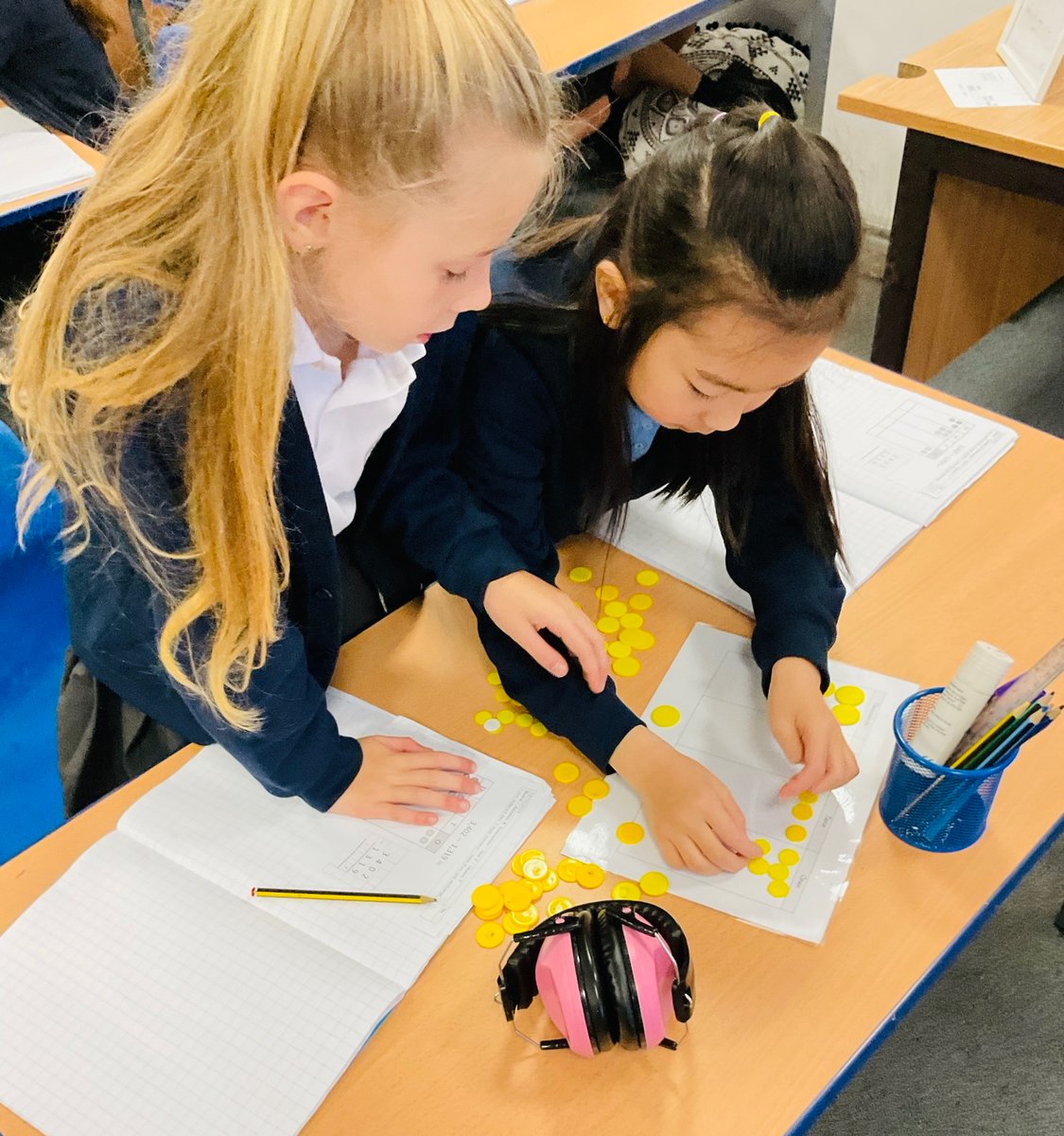 WoodchurchRoad's tweet image. Crew 4 have been grappling with manipulatives in maths this week. Collaboratively solving problems! Together we are stronger! 
#crew #masterymaths