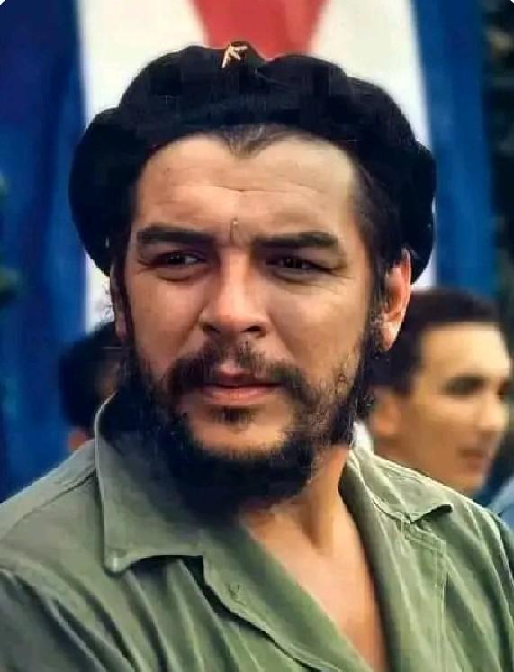 #CheVive
Todos crecimos queriendo ser como  tu. Lo hemos logrado de cierta manera siguiendo el camino largo largo por donde tu vas.