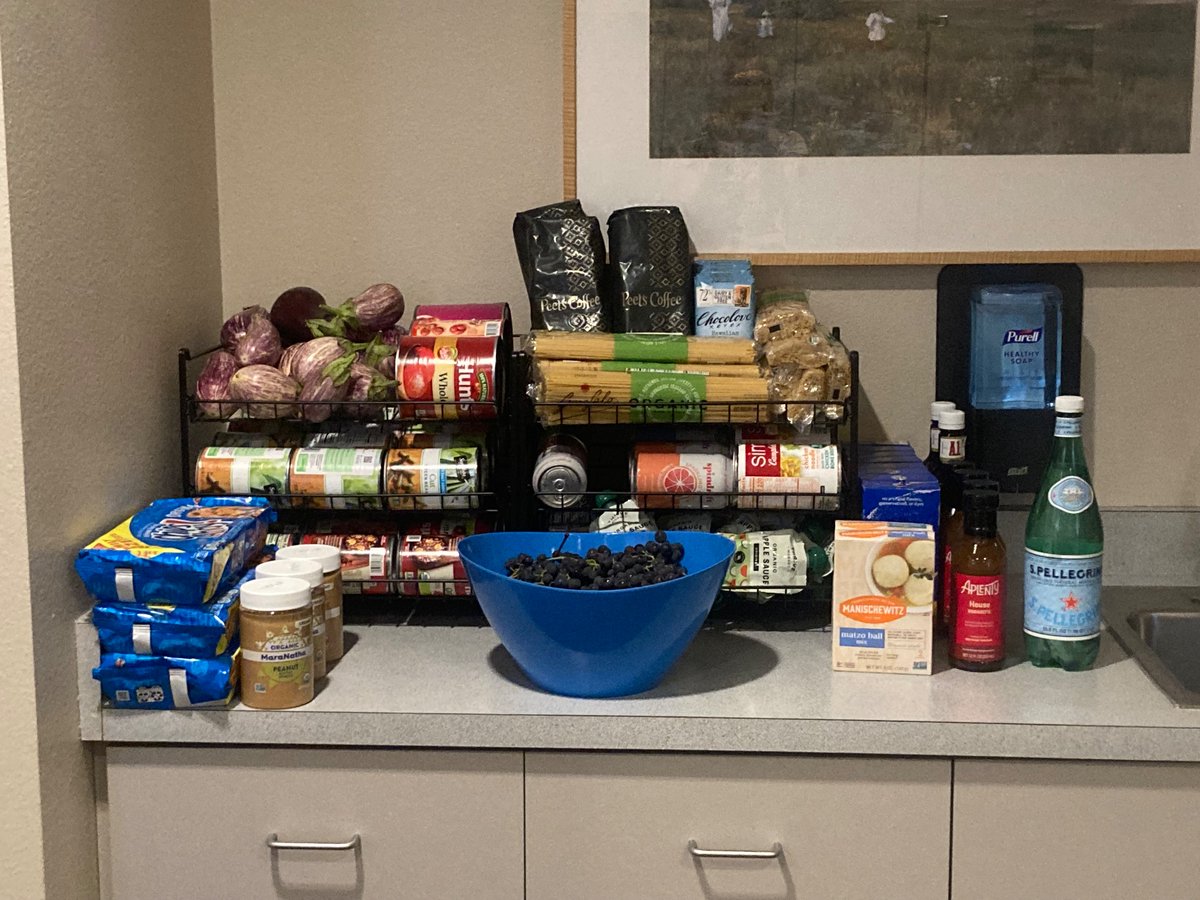 bananaP08's tweet photo. Waiting room 🤝 Food pantry

Many thanks to one of our nurses for the idea and getting this going, it feels like a huge win. https://t.co/QDlPsgylfg