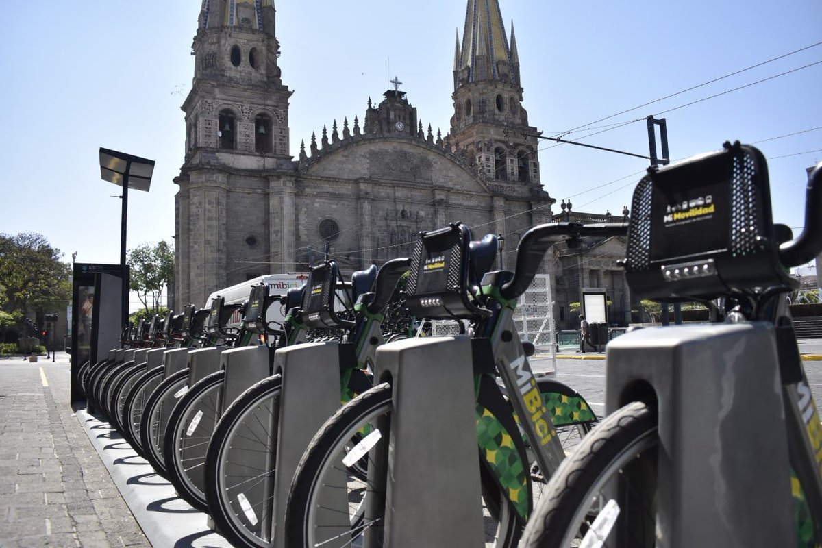 Para explorar, considera MiBici: renta de bicicletas por $70 pesos al día aprox

For exploring, consider MiBici: bike rental for $70 pesos a day aprox