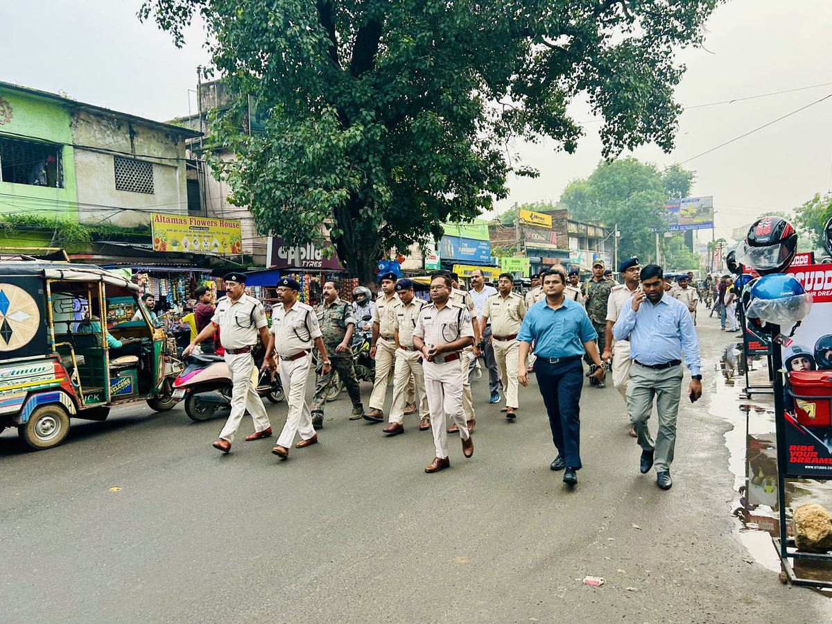 दशहरा पर्व के दौरान शांति व्यवस्था बनाये रखने हेतु पुलिस अधीक्षक गिरिडीह के नेतृत्व में गिरिडीह टाउन एरिया में फ्लैग मार्च का आयोजन किया गया । इस दौरान आम जनता से दशहरा पर्व को धार्मिक सौहार्द के साथ मनाने की अपील की गयी ।
<a href="/JharkhandPolice/">Jharkhand Police</a> 
<a href="/Lathkar_IPS/">Sanjay A. Lathkar</a> 
<a href="/amolhomkar_IPS/">Amol V Homkar</a>