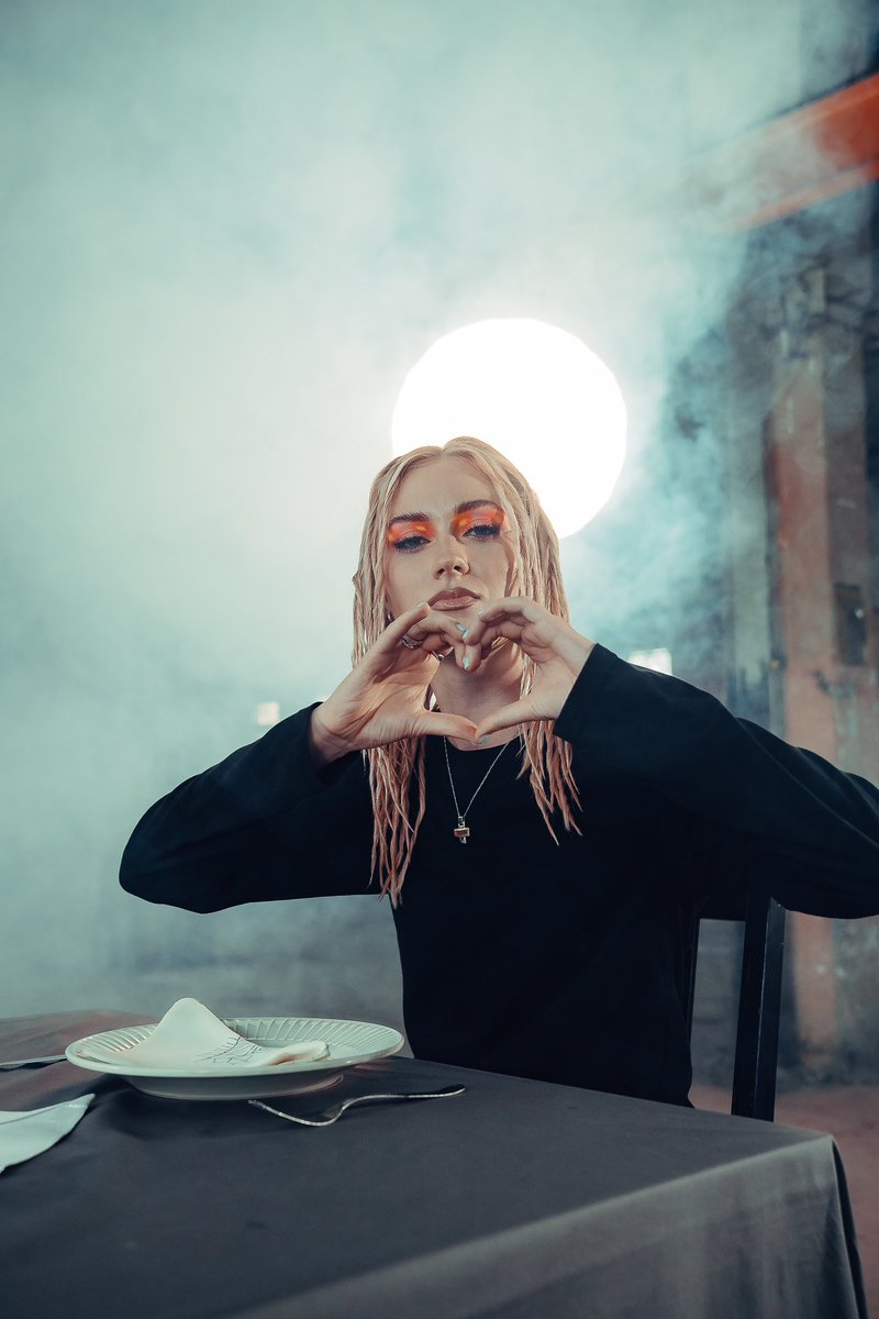 itsvultura's tweet photo. Vultura “Es un Manas Domas” dziesma un tās mūzikas video // 16.okt., plkst. 20:00 🙇🏼‍♀️🖤
•
Bildes: Aksels Bergs (@AkselsShotIt) https://t.co/D3X3f1cFPY