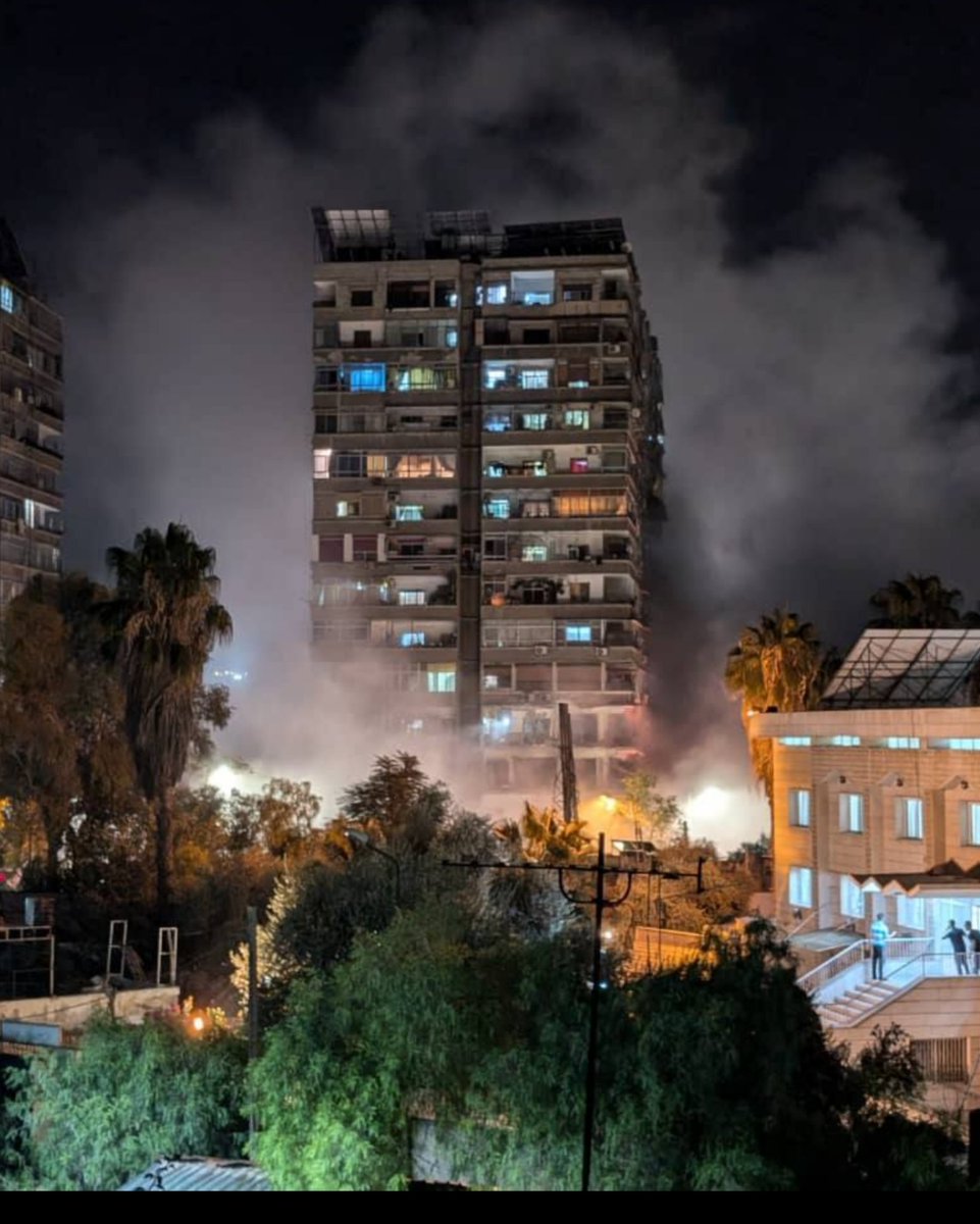 mpandey03's tweet photo. #BigBreaking
At least 6 missiles were launched in an apartment in Syria targeting #Palestini Jihad Chief.
4 have been killed, and 2 of them were Iranian. It seems like Israel is another war front.
#IranAttack #Israel #Syria
#Progreso #Islamabad https://t.co/AtaZWSbivG