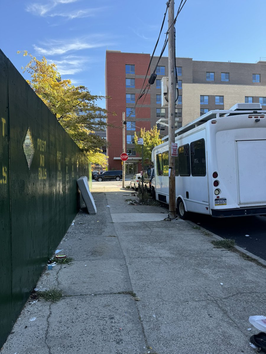 QImpulsive's tweet photo. @NYCSanitation Ellery and Throop 11206… it’s so disgusting. please DO something. Mattresses with VISIBLE bed bug stains… piles of household garbage…discarded electronics…if you don’t care just say that… https://t.co/UwX7jbiqt2