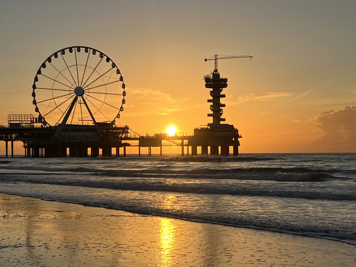WurfTwain's tweet photo. Terwijl er een vuurwerkbom op de gasleiding van Beachclub Panama werd gegooid, de knal klonk aardig dichtbij, fotografeerde ik de ondergaande zon. Niet veel later stond de brandweer te blussen. #scheveningen #denhaag #zonsondergang #depier https://t.co/pgK7GENdTY