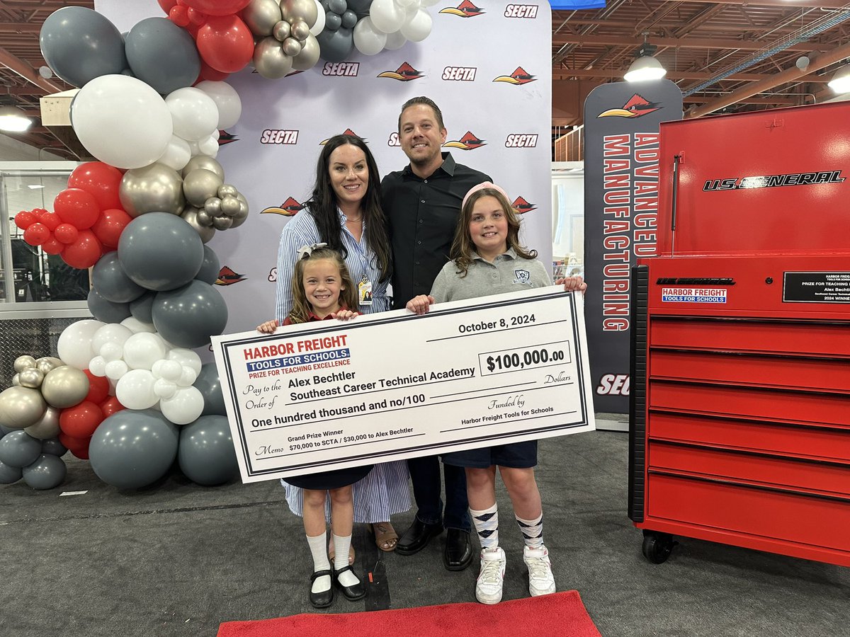 ClarkCountySch's tweet image. .@SETechTweets manufacturing teacher, Alex Bechtler, was named a winner of the @HFTforschools Prize for Teaching Excellence! Mr. Bechtler was surprised with a $100,000 check of which a portion will benefit the school&apos;s Manufacturing program.