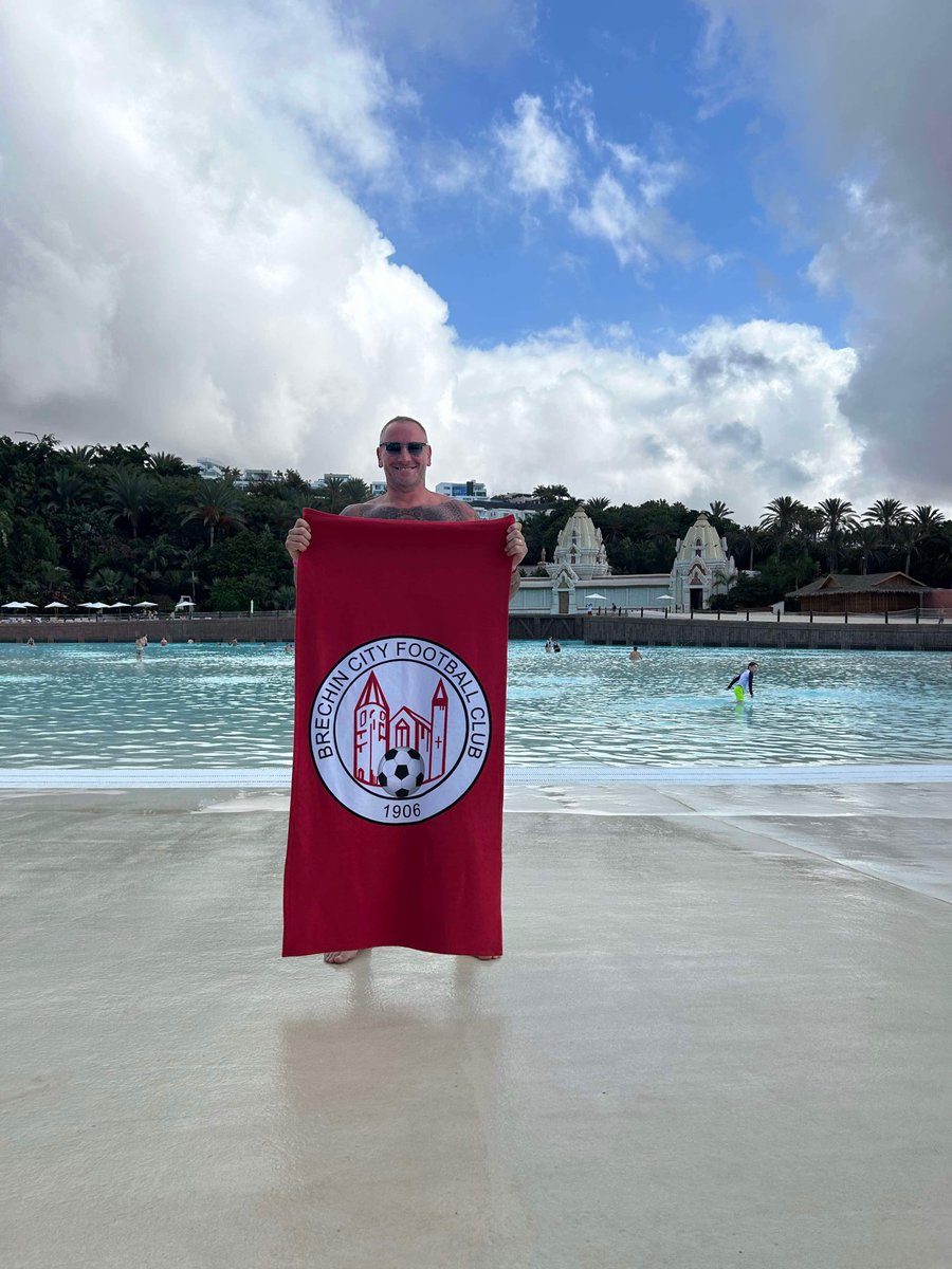 Showing off the Brechin City towel at Siam Park in Tenerife today is Scot Law! 🇪🇸