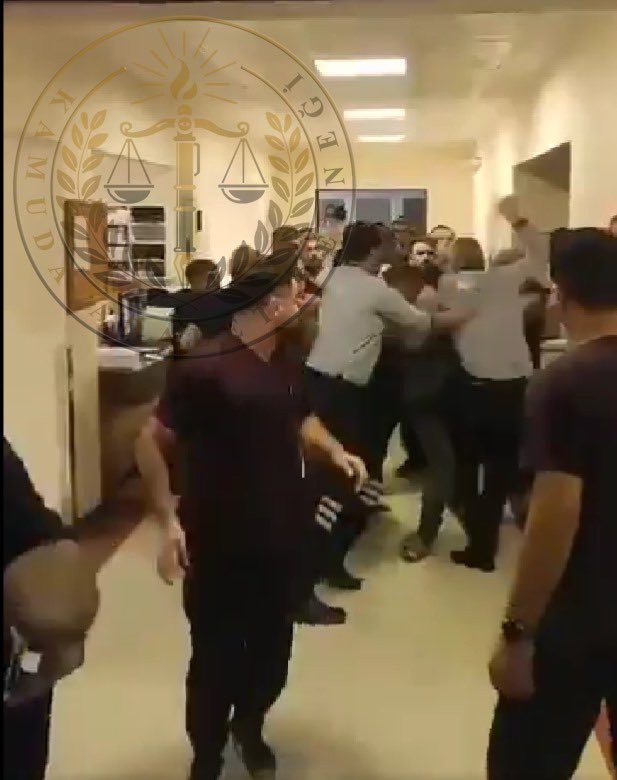 İddiaya göre Harran Üniversitesi Tıp Fakültesi Aciline trafik kazası ile gelen hasta yakınları "Hastamıza bakmıyorsunuz" bahanesiyle asistan ve intörn hekimlere saldırmış.
Adaletin tecelli edeceği güne dek bu davadan vazgeçmeyeceğiz!
#KamudaAdalet  #SağlıktaŞiddet #BeyazKod1111