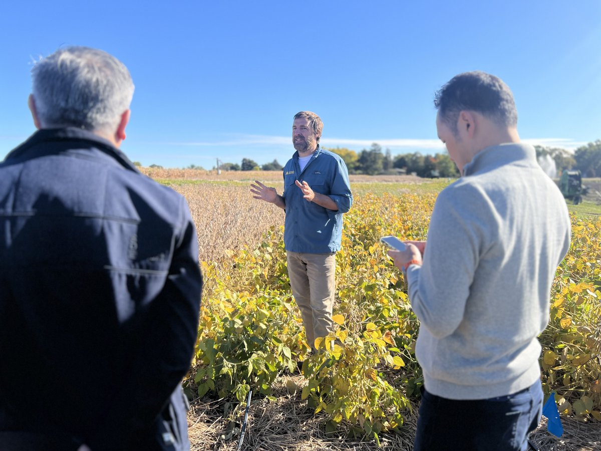 Day 2 of the NSM Crop Tour kicked off at the University of Minnesota where soybean researcher Seth Naeve showed the group different lab equipment and explained the U.S. Soy Quality Survey before heading out to the research plots to learn about different research trials!