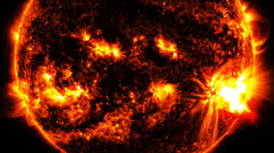 1 Eylül 1859’da, amatör gök bilimci Richard Carrington dünyayı sonsuza dek değiştirecek bir keşif yaptı. 
O zamanlar 33 yaşında olan Carrington, pirinç teleskobunu gökyüzüne çevirdiğinde bir grup büyük güneş lekesinin üzerinde aniden parlak bir ışığın belirdiğini fark etti.