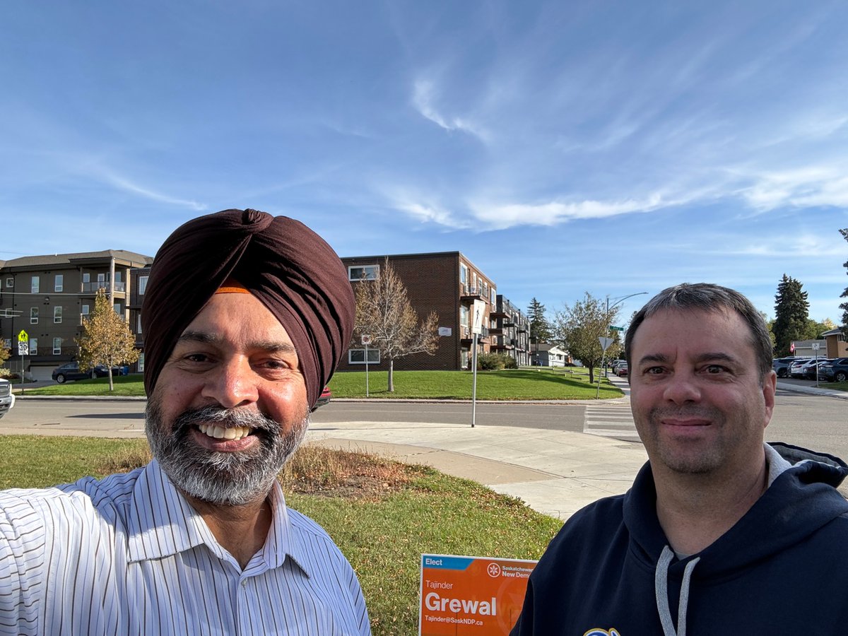 What a lovely way to spend a fall day -- canvassing in #SaskatoonUniversitySutherland! Thanks as well to Todd Hewlin from USW bringing support and donations to the campaign. #TimeForChange