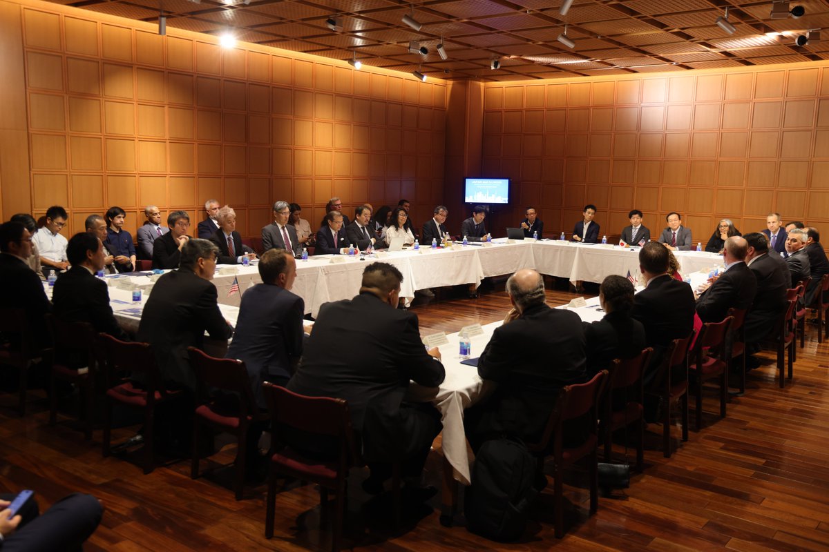 IllinoisEDC's tweet image. Next, the delegation attended a roundtable on #quantum at @UTokyo_News_en, which focused on Illinois and Japan's shared goals to grow this revolutionary field. Japanese quantum and university leaders joined Illinois leaders including @GovPritzker, @DonHarmonIL &amp;amp; @SpeakerWelchIL.