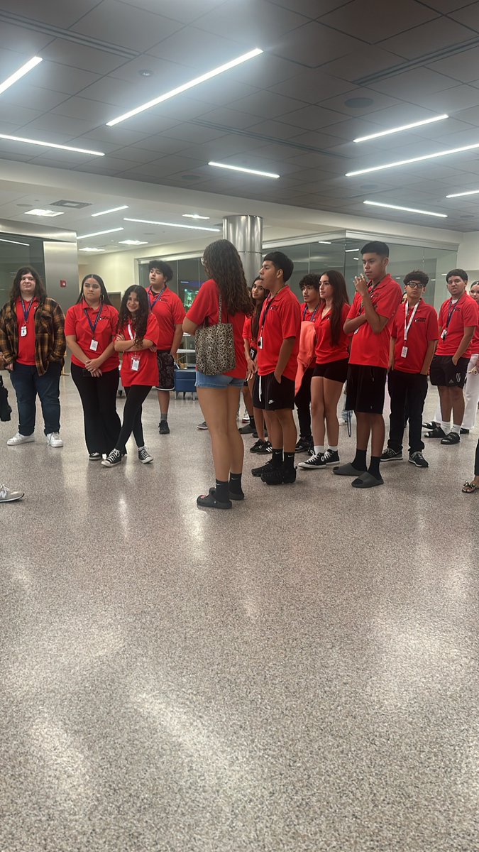 SeedeenNihara's tweet image. AVID 2/3 visit Florida Atlantic University.
#collegelooksgoodonyou
#AVIDimpact 
#collegeispossible