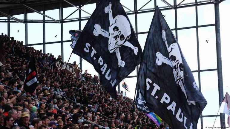 ultras1899_'s tweet photo. St. Pauli : le #fcstpauli se confirme, une fois de plus, comme un club unique sur la scène du football international. Dernière initiative en date, son propre stade, le #Millerntor-Stadion, que le #FCSP a décidé de vendre à ses supporters, via l'acquisition d'une participation. https://t.co/twUY4BdvZ9