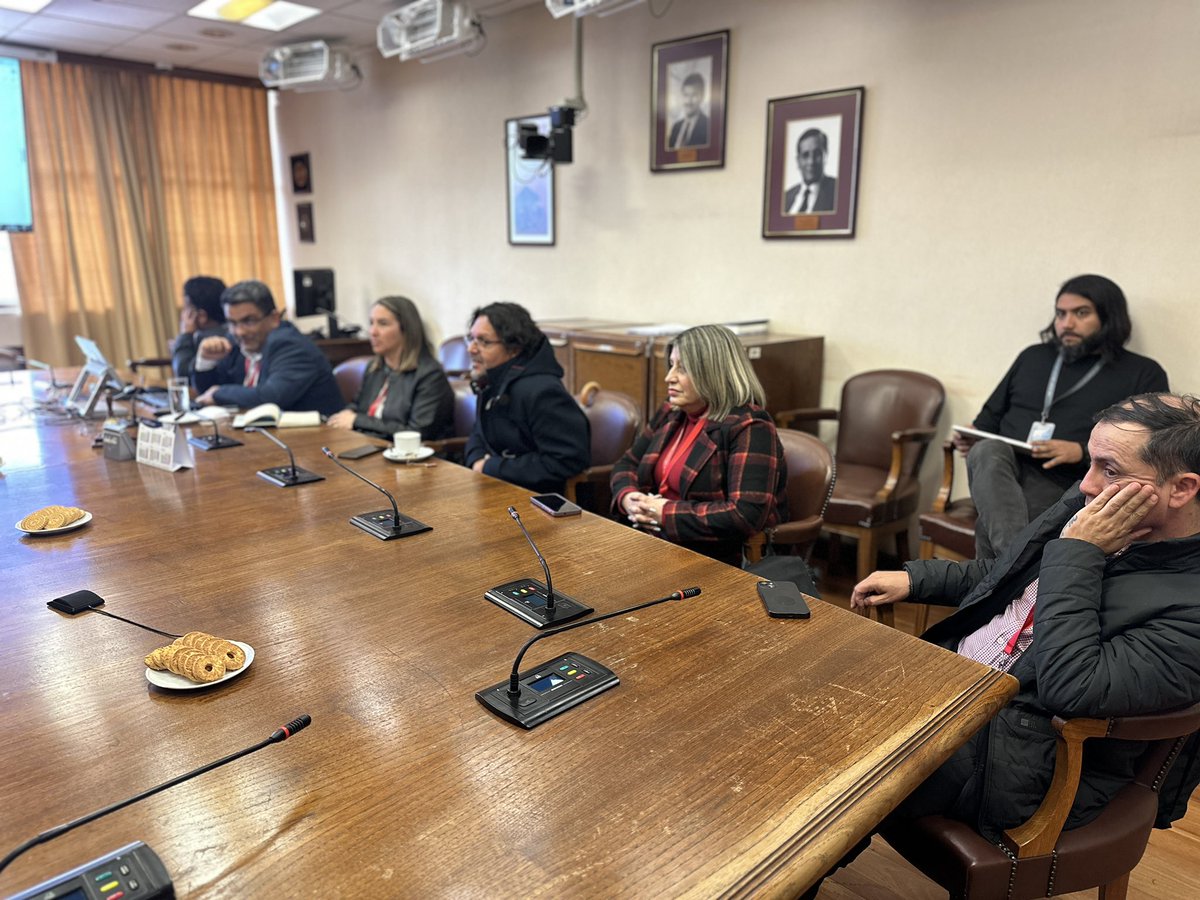 🔴 AHORA |

Junto a las Diputadas <a href="/vivianadiputada/">Viviana Delgado - Diputada</a> y <a href="/diputadamedina/">KarenMedinaDiputada</a> recibimos a representantes gremiales de los departamentos de educación municipal (DAEM) quienes nos exponen sus inquietudes respecto a las modificaciones de la ley 21.040 que norma los traspasos desde la