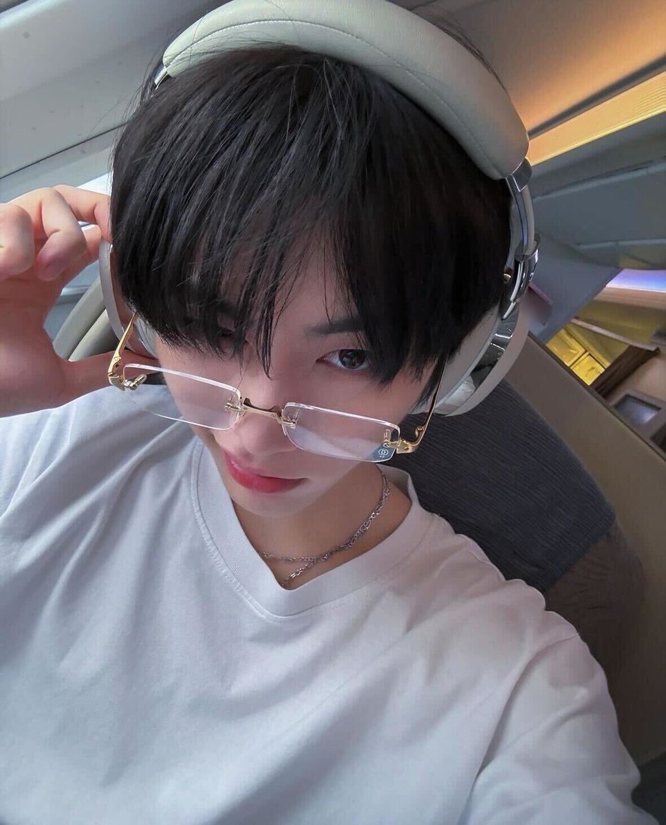 kkeomchiz's tweet photo. he's been dropping top-tier selcas lately 🥹 https://t.co/dLQ6PsRwEN