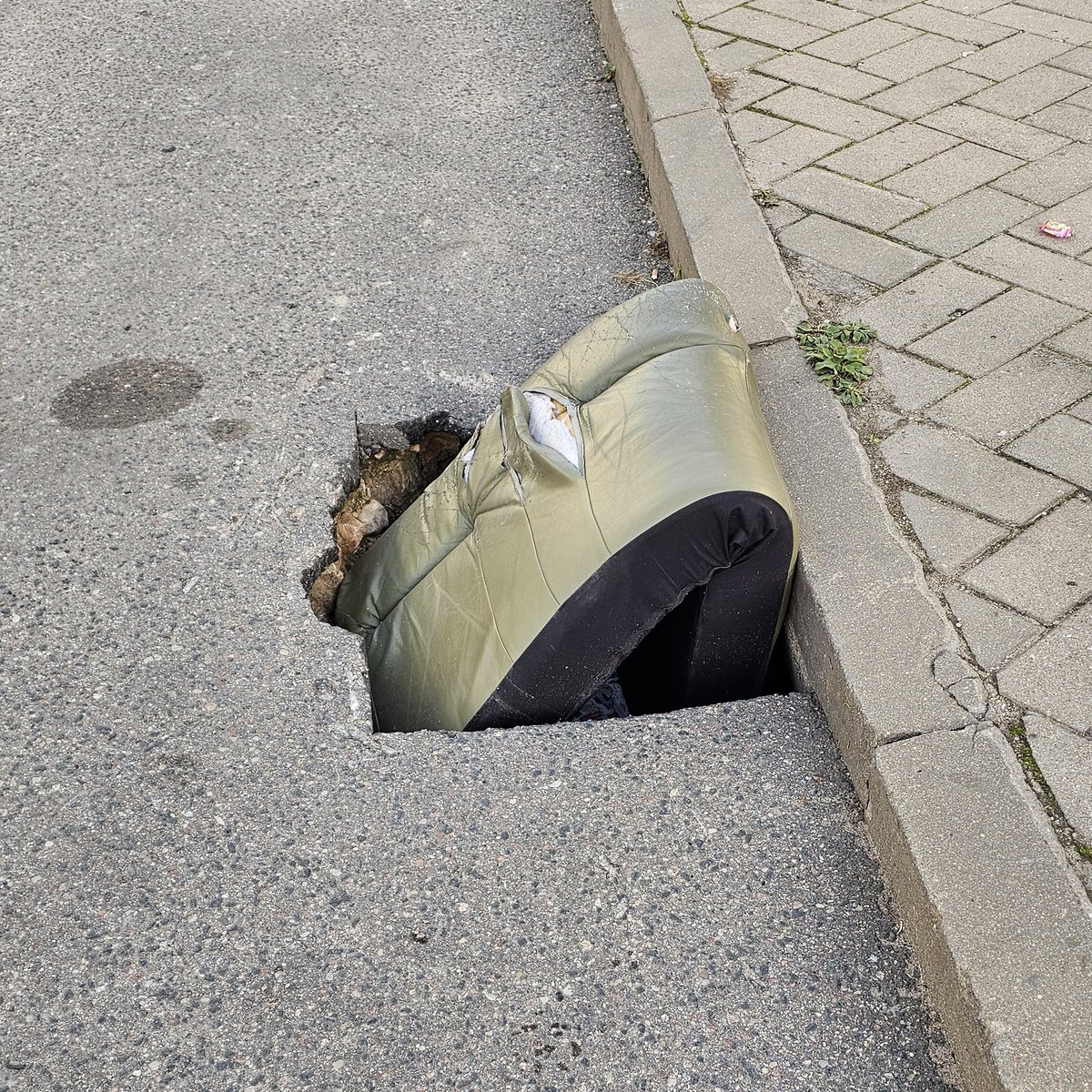 Gandrīz kā valstī kur bedres lāpa ar paklājiem.
<a href="/RigasDome/">Rīga</a> <a href="/Rigaattistas/">RĪGA ATTĪSTĀS</a> #Ziepniekkalns Dižozolu iela pie Mego. Bedre dziļa.