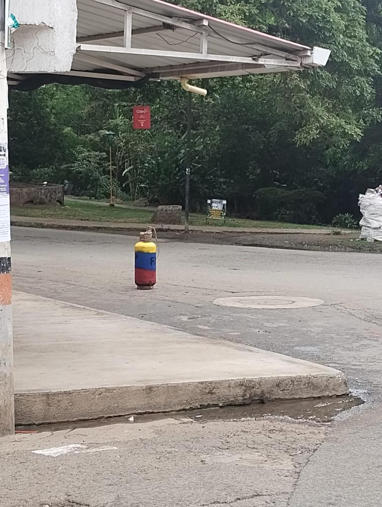 CapazMauricio1's tweet image. Con la instalación de dos cilindros bomba cubren su retirada grupos armados luego de hostigar los casos urbanos de #Corinto y #Caloto hace pocos minutos. No hay movilidad al interior de estos municipios, el comercio ha cerrado. Un desafortunado panorama para los nortecaucanos.