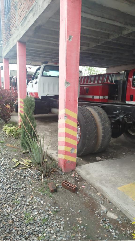 CapazMauricio1's tweet image. Con la instalación de dos cilindros bomba cubren su retirada grupos armados luego de hostigar los casos urbanos de #Corinto y #Caloto hace pocos minutos. No hay movilidad al interior de estos municipios, el comercio ha cerrado. Un desafortunado panorama para los nortecaucanos.