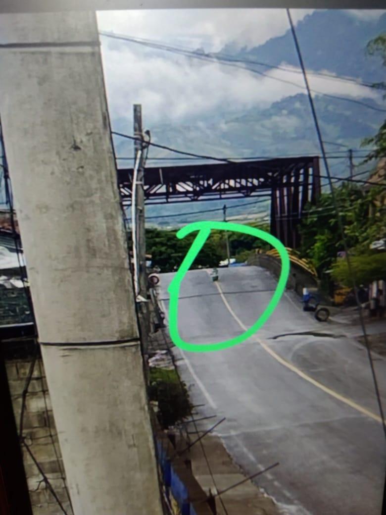 CapazMauricio1's tweet image. Con la instalación de dos cilindros bomba cubren su retirada grupos armados luego de hostigar los casos urbanos de #Corinto y #Caloto hace pocos minutos. No hay movilidad al interior de estos municipios, el comercio ha cerrado. Un desafortunado panorama para los nortecaucanos.