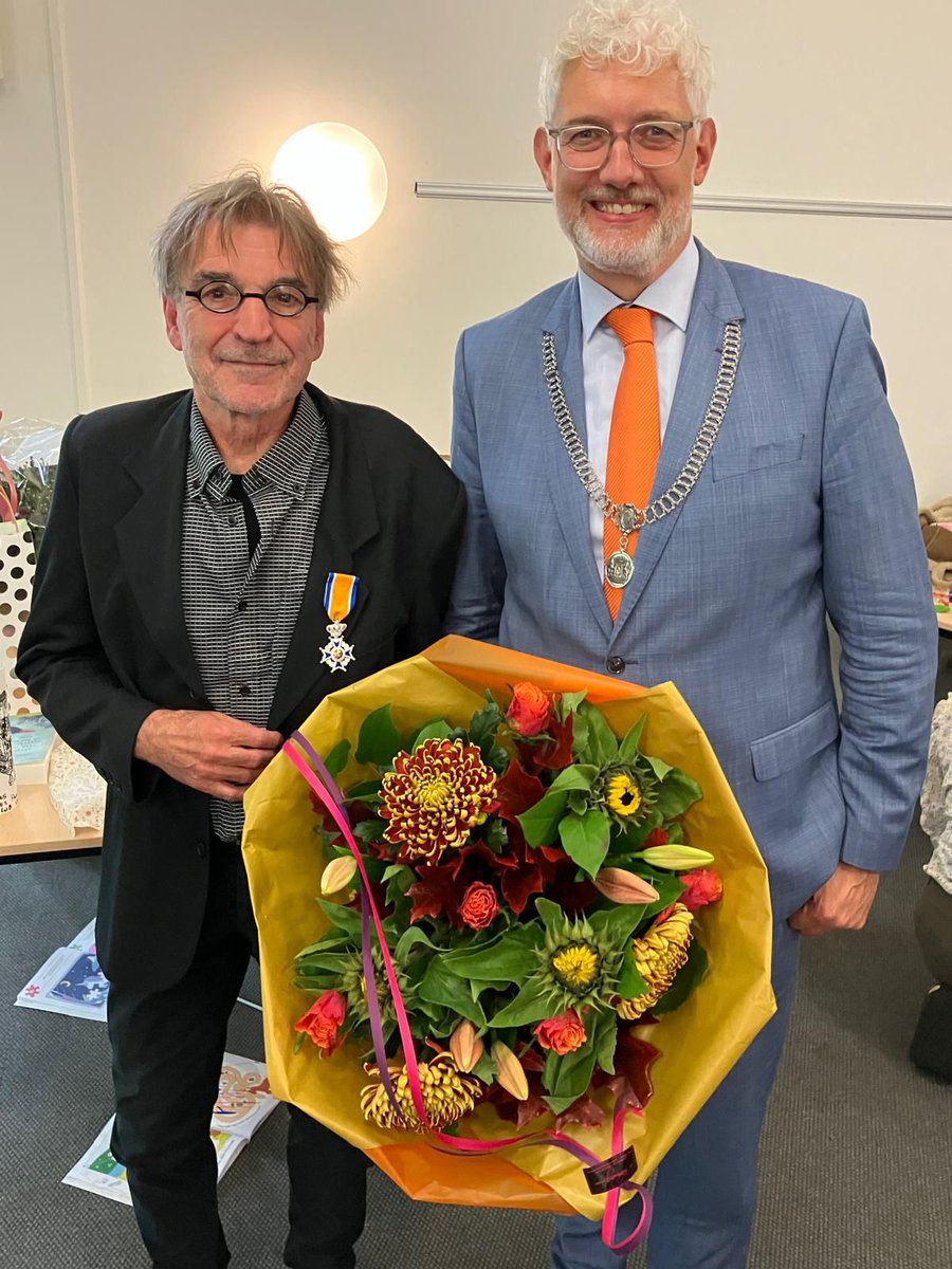 De heer Johan Arends heeft zojuist een koninklijke onderscheiding ontvangen. Na bijna 30 jaar nam hij afscheid van GGZ Drenthe en werd benoemd tot Ridder in de Orde van Oranje-Nassau. Burgemeester <a href="/MarcoOut/">Marco Out</a> reikte de onderscheiding uit. assen.nl/de-heer-arends…