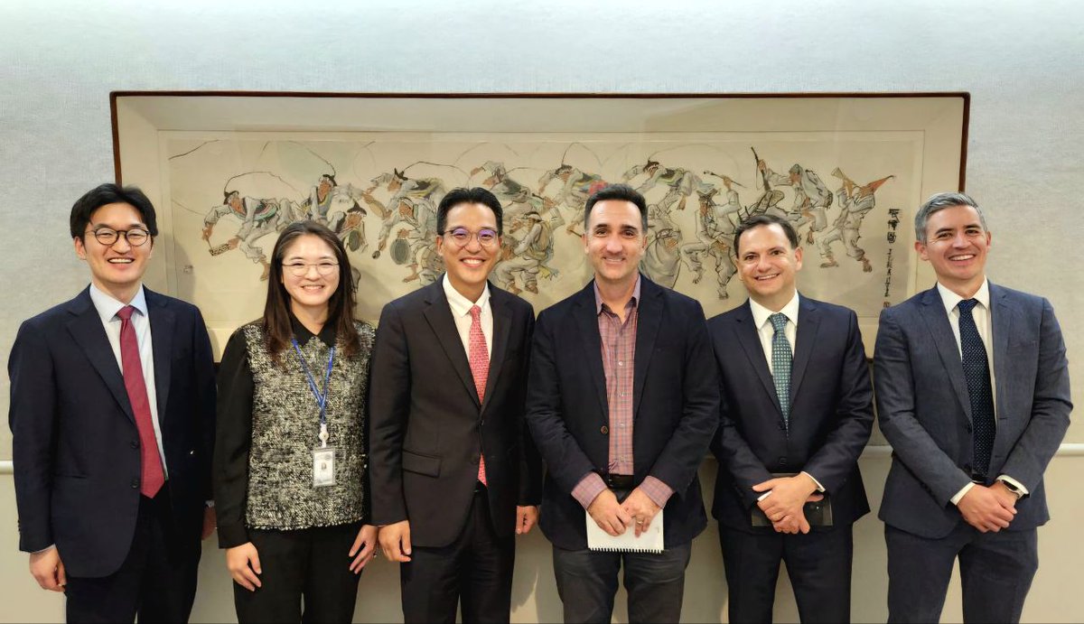 The Embassy engaged with Eurasia Group experts, including <a href="/lieber2k/">Jon Lieber 🇺🇸</a>, <a href="/JChanalytics/">Jeremy Chan</a>, and Mr. Sieburg, to cover global issues from the Indo-Pacific to the Middle East and Europe, and topics like foreign affairs and trade. Looking forward to continued engagement with <a href="/EurasiaGroup/">Eurasia Group</a>.