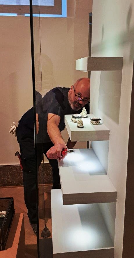 The new galleries devoted to the decorative arts in the 18th century are almost ready. Come and discover them as from next Saturday, 12 October! 🥳More info: tinyurl.com/y7n7frpt