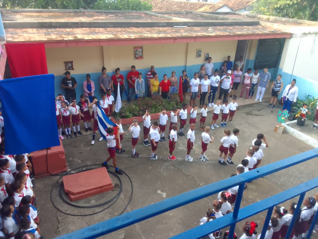 Los pioneros del S/I  Fortuna Medel realizaron el  ingreso del los niños de  1 grado a la organización de pionero José Martí y al movimiento de pioneros exploradores ..