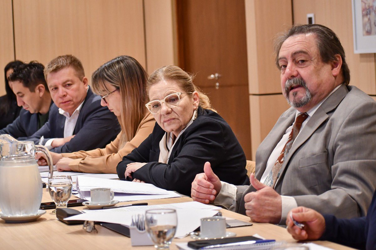 🏛️| Reunión de Comisiones.
Integrantes de las comisiones de Obras y Servicios Públicos, y de Hacienda y Presupuesto mantuvieron una reunión conjunta, con la presencia del Secretario de Infraestructura provincial.

Más información: bit.ly/4dCxVrd 
#LaCasaDeTodos #leyes