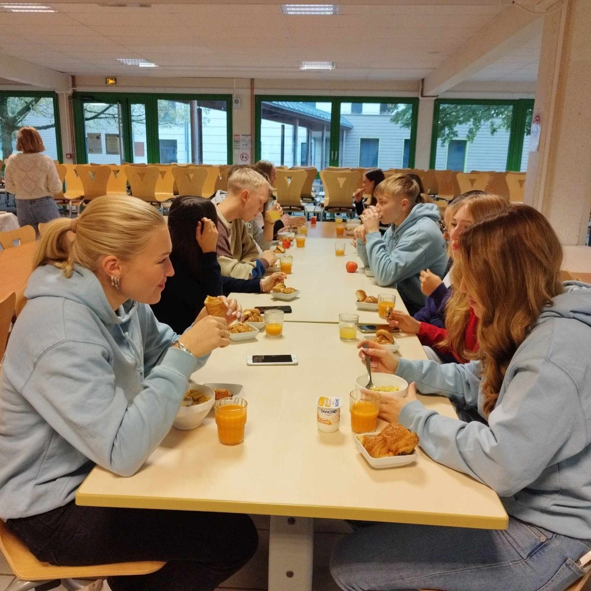 Le lycée est ravi d'accueillir cette semaine dix élèves du Vääksyn Yhteiskoulun lukio, accompagnés de deux enseignants, Miia Alhonen et Oskar Breilin. Cette rencontre s'inscrit dans le cadre du programme Erasmus+, qui favorise la collaboration entre nos établissements.