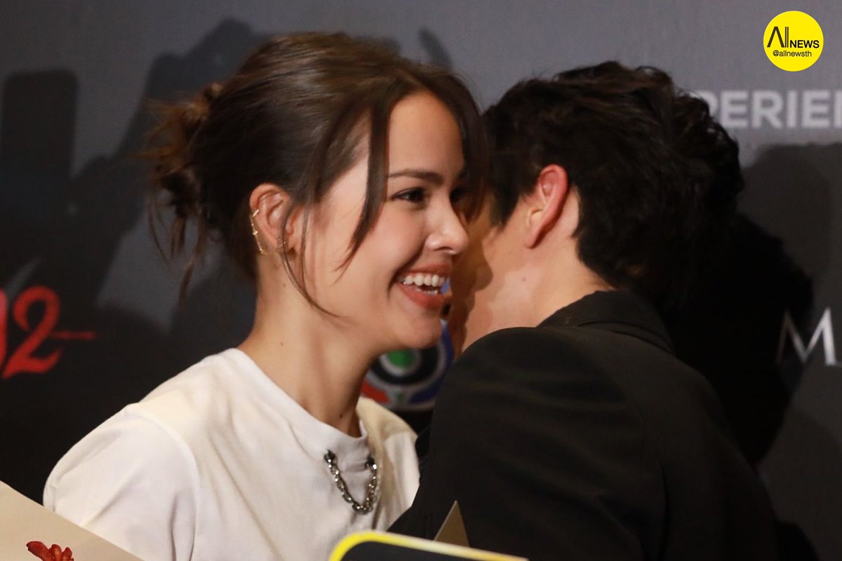 กำลังใจคนสำคัญ #ญาญ่า  นำดอกไม้มาแสดงความยินดีพี่ #ณเดชน์ หลังจบสัมภาษณ์ ในงานกาล่าพรีเมียร์ ภาพยนตร์เรื่อง “ธี่หยด2”

#ณเดชน์ญาญ่า 
#urassayas #kukimiyas
#ธี่หยด2 #3PlusStoryxธี่หยด2
#ธี่หยด2GalaWorldPremiere