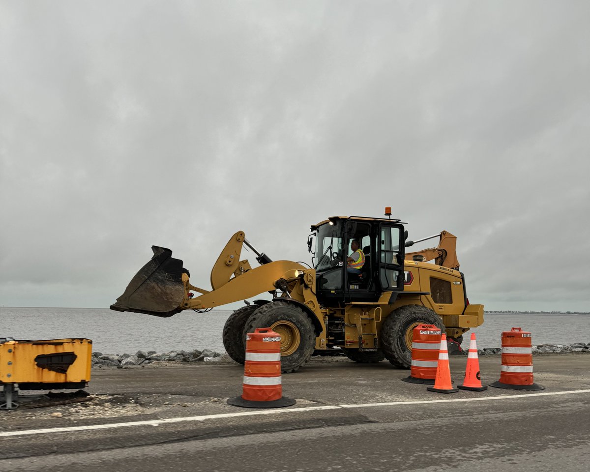 MyFDOT_SWFL's tweet photo. As #HurricaneMilton approaches, crews on the Sanibel Causeway are reinforcing recent improvements. Extra armor stone has been added near the toll plaza, alongside standard storm prep like securing materials and equipment. Safety first! #FLPrep #HurricaneReady @MyFDOT https://t.co/PqNH9jRSj7