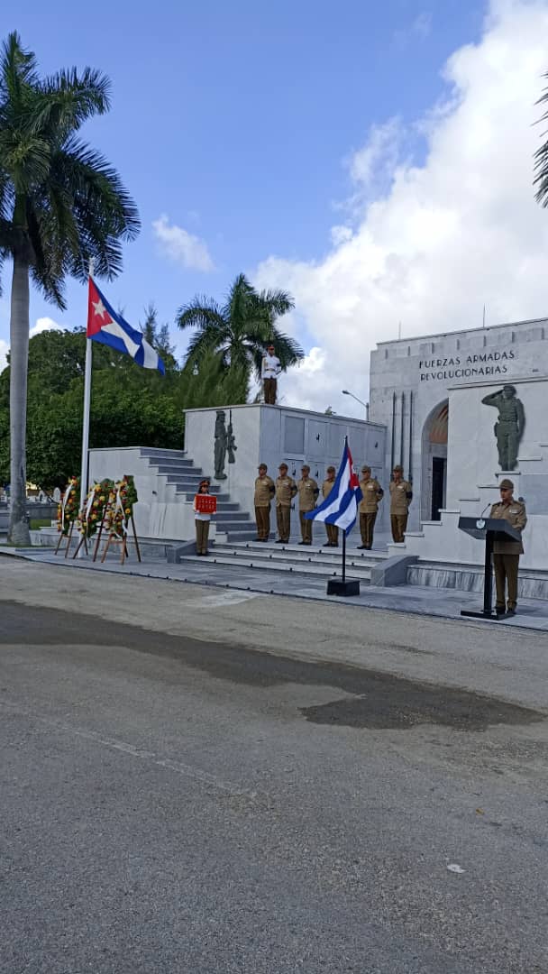 MinfarC's tweet photo. Las Fuerzas Armadas Revolucionarias realizan las honras fúnebres del 1er Cor Jesús R. Bormey Boullosa.
Militar que sirvió ejemplarmente a la Patria.
#Cuba se enorgullece de hombres como él. https://t.co/MgcKkUNAYd