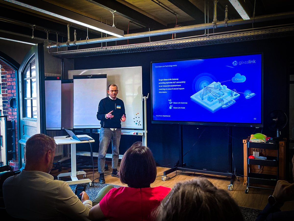 Glass_Link's tweet photo. Inspiring days in Hamburg! 🚀 Recently, Glass-Link joined an amazing event by The Beacon and Digital Hub Logistics Hamburg. We pitched alongside other innovative startups. 🌟 Collaboration and community drive innovation! https://t.co/EaPSBP66Wr