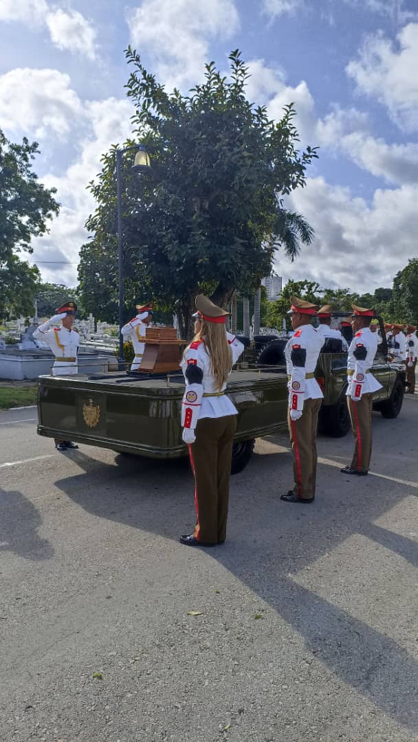 MinfarC's tweet photo. Las Fuerzas Armadas Revolucionarias realizan las honras fúnebres del 1er Cor Jesús R. Bormey Boullosa.
Militar que sirvió ejemplarmente a la Patria.
#Cuba se enorgullece de hombres como él. https://t.co/MgcKkUNAYd
