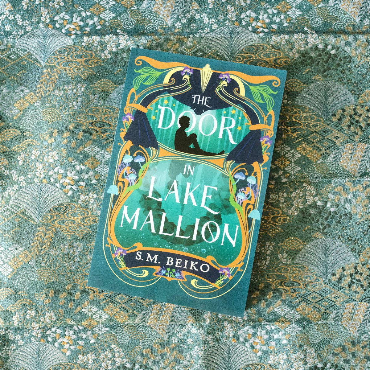 The Door in Lake Mallion is out today! Enter a world of magic and monsters in this story of dazzling performers, glowing mushroom cities, and the power of shining our light for everyone to see ✨🚪🍄⁣ Kirkus gave it a starred review!

ecwpress.com/products/the-d…