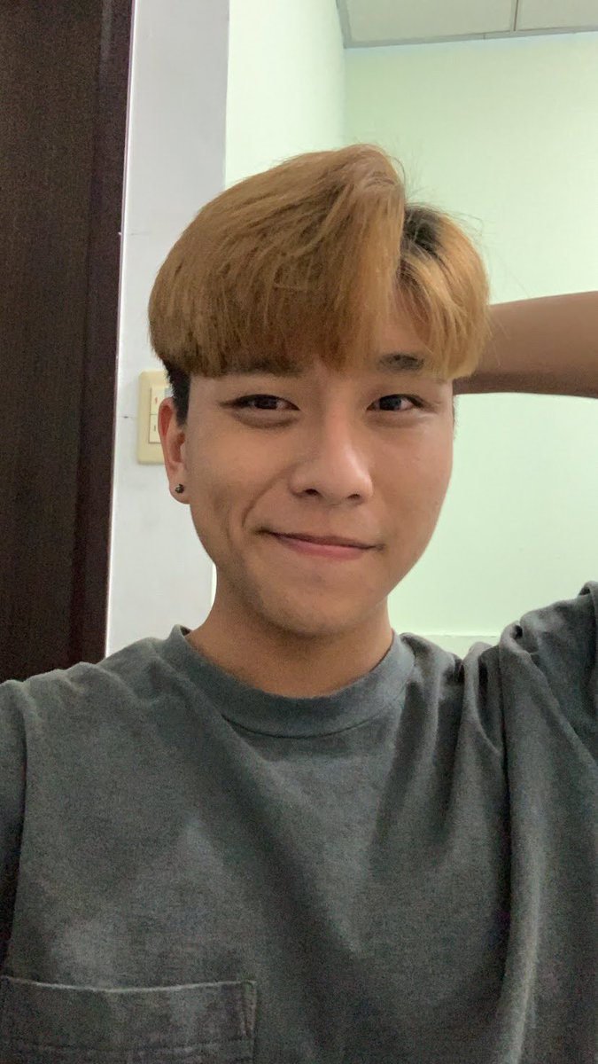 大一的時候。為什麼那顆頭髮沒人勸說我啊？