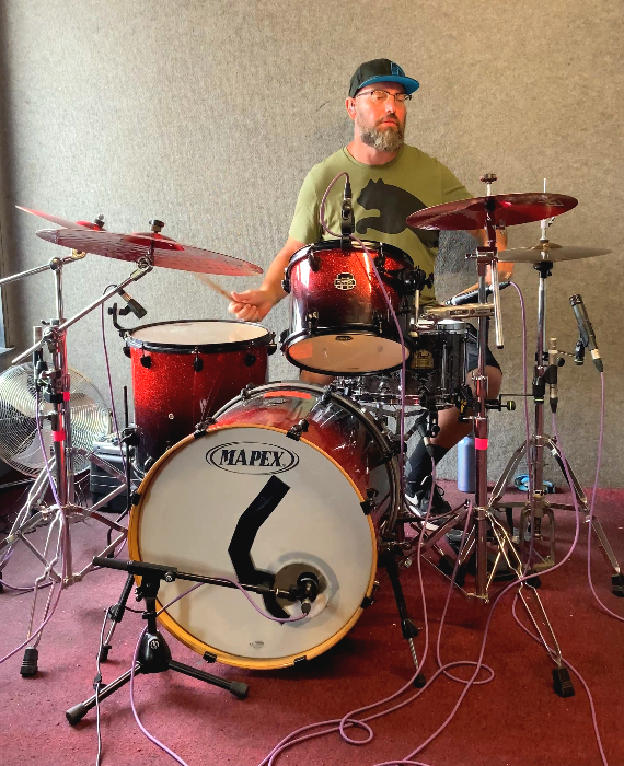 🟠 Here's Alex in the studio, working on a song called UNLOVE! for Album 3. 🔵