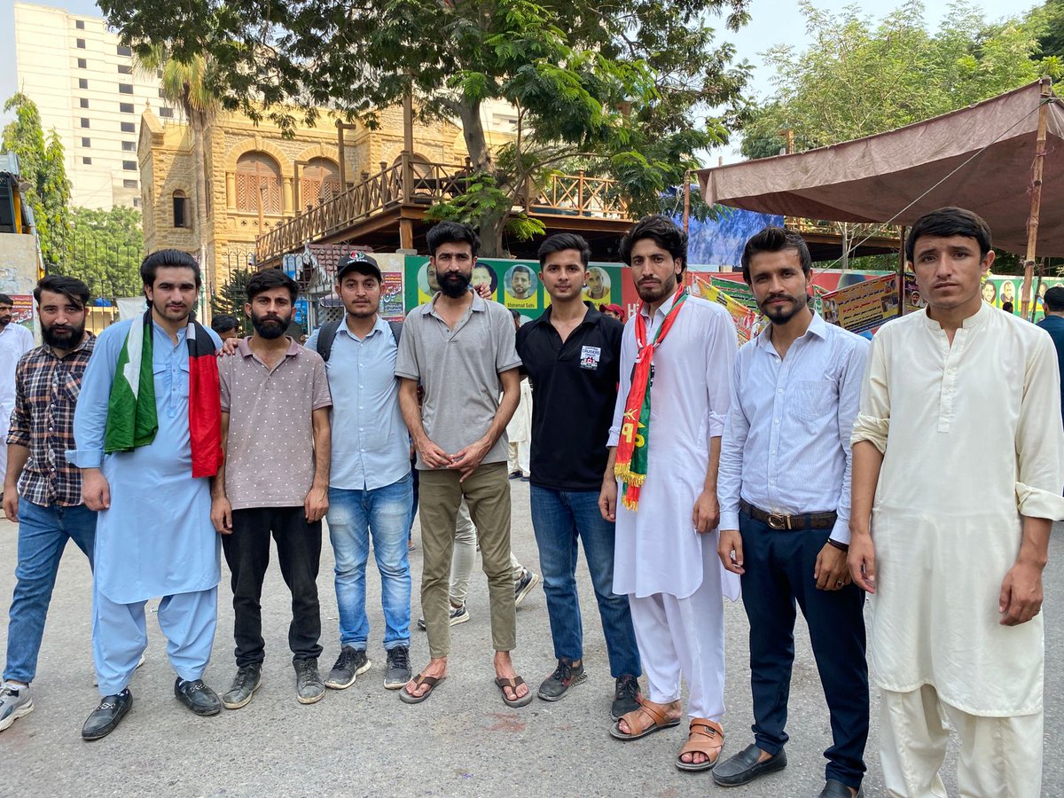 PSFMasroor's tweet photo. پی ایس ایف جامعہ اردو نے صدر مسرور خان کی قیادت میں آئینی عدالت کے قیام کے مطالبے کے لیے کراچی پریس کلب تک پُرامن ریلی میں بھرپور شرکت کی۔ ریلی کی قیادت صدر ایس پی ایس ایف@psfmansoor اور صدر کراچی @EngrMadniRaza نے کی۔ طلباء نے آئین کی بالادستی اور عوامی حقوق کے تحفظ پر زور دیا۔ https://t.co/FLrsJTrQm9