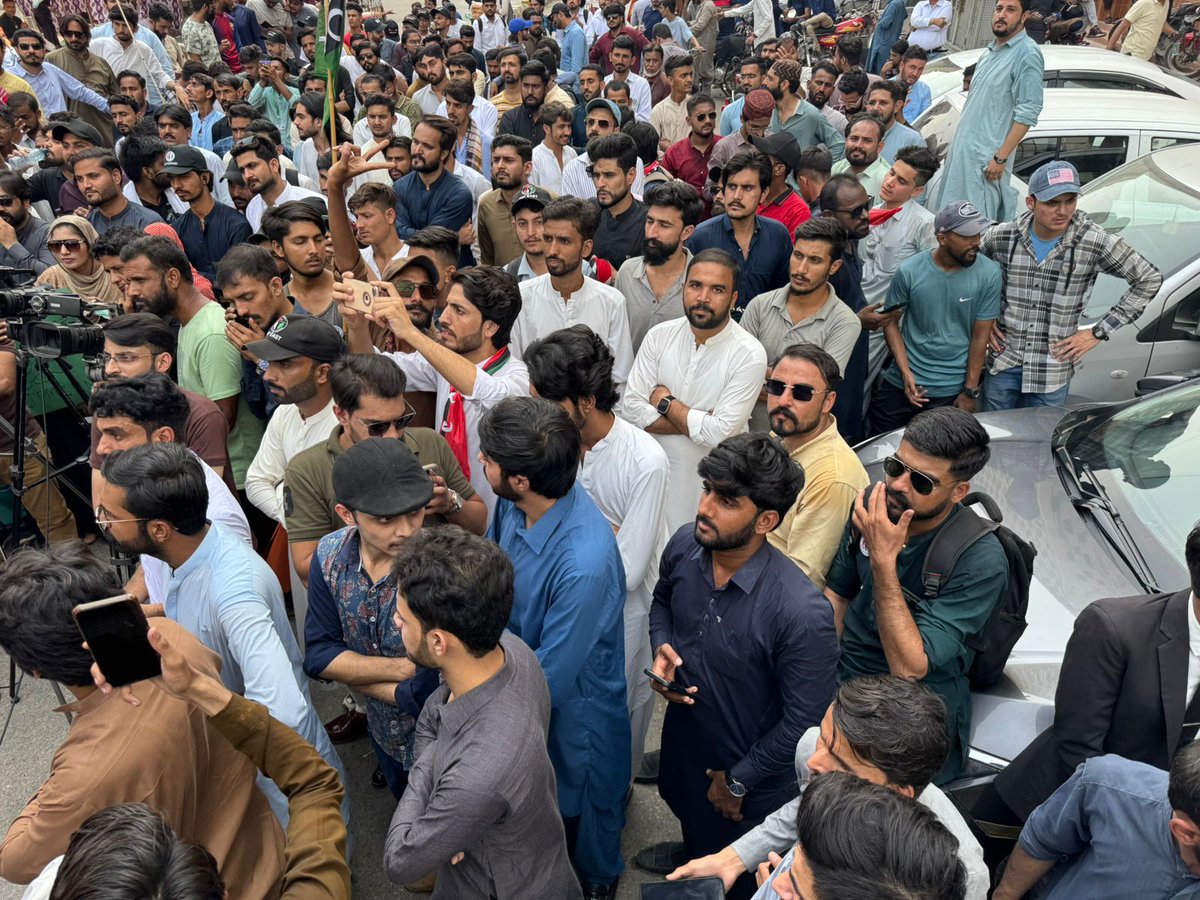 PSFMasroor's tweet photo. پی ایس ایف جامعہ اردو نے صدر مسرور خان کی قیادت میں آئینی عدالت کے قیام کے مطالبے کے لیے کراچی پریس کلب تک پُرامن ریلی میں بھرپور شرکت کی۔ ریلی کی قیادت صدر ایس پی ایس ایف@psfmansoor اور صدر کراچی @EngrMadniRaza نے کی۔ طلباء نے آئین کی بالادستی اور عوامی حقوق کے تحفظ پر زور دیا۔ https://t.co/FLrsJTrQm9