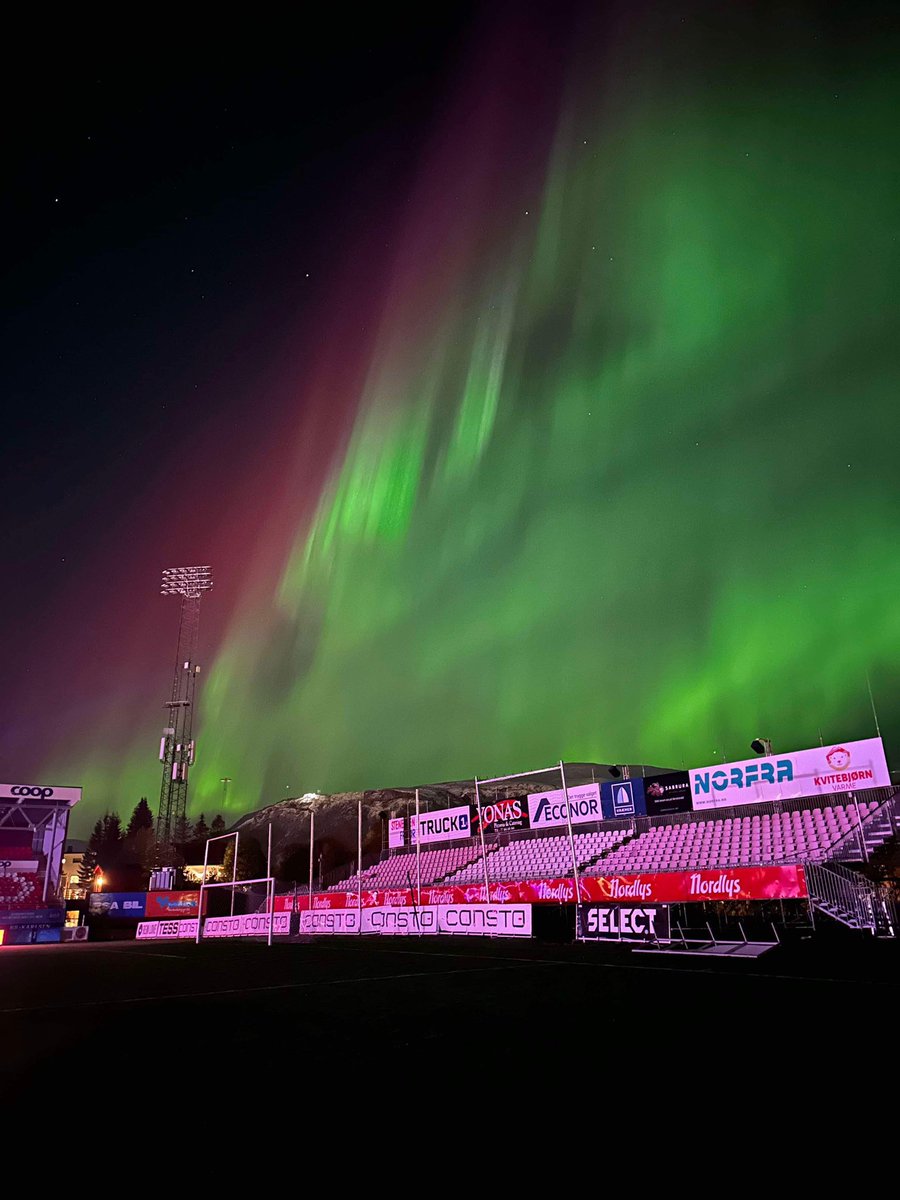 Aurora boreal a sobrevoar o Alfheim Stadion, casa do Tromso 🇳🇴

🤩