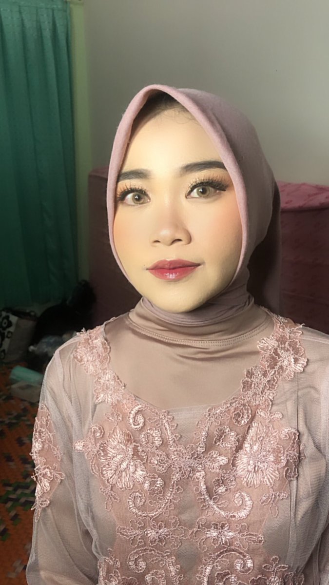 _veronica_icha's tweet photo. holaaaa guyss aku baru aktif di x lagiw
cuma mau infow barangkali butuh jasa mua boleee kepoin ig aku @vhelawedding yupsss masih banyak tanggal kosong niccc tyuuu

#muabandung #makeupbandung #preweddingbandung #makeupprewedding #wobandung #weddingbandung https://t.co/QdP64XTJ6H