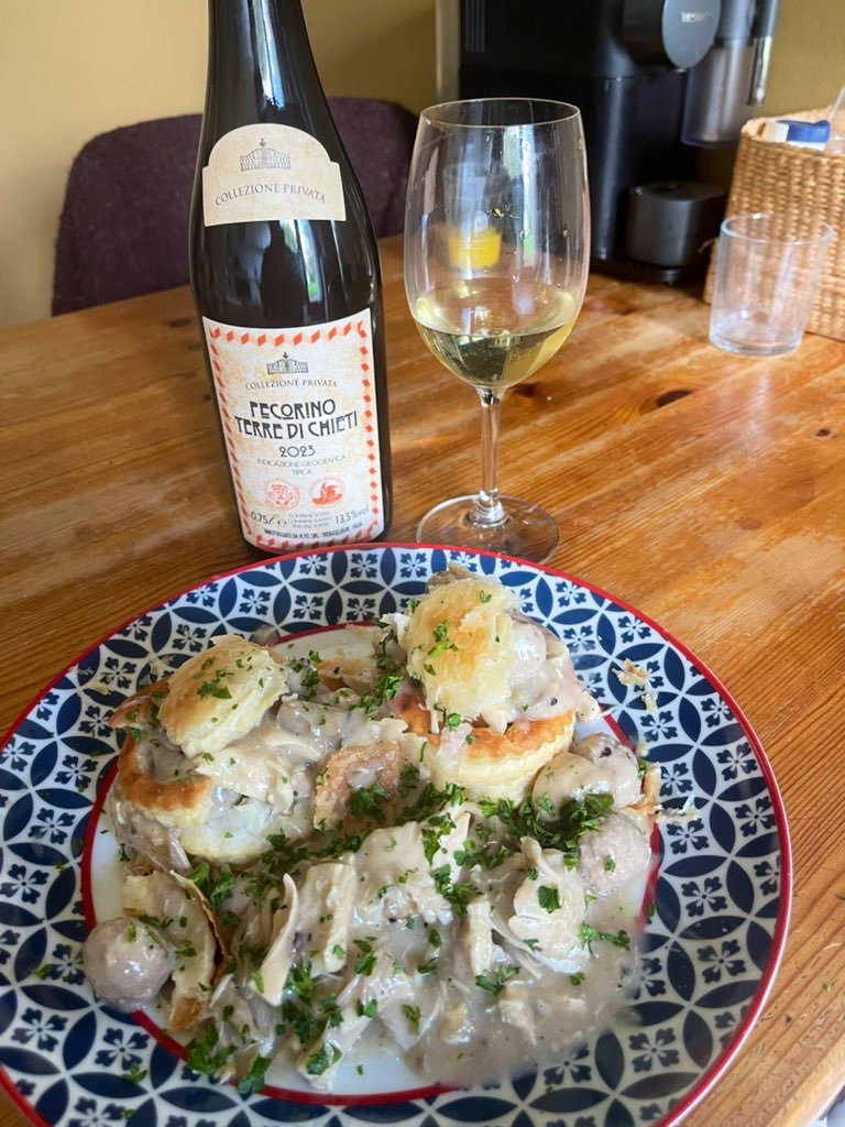 joukesp's tweet photo. #TuesdayLunch #BeefCheeksStew #VolAuVent
Don’t unfollow me when I tell you that today was #NoCookingTuesday & that we had a #3Serving!
Last of the beef cheeks for me & last of the vol au vent for Htje.
Still tasted perfect & we hate to throw good food away!
Went down very well! https://t.co/pwzAMwnpnH