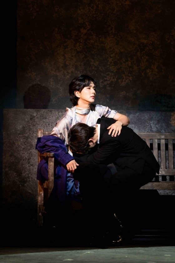 하 우연히 연예면 기사 읽다가 유승호 배우님 인터뷰 읽으면서 이 사진 보는데,, 아 그래 나 이거 내 눈으로 봤지,.심지어 여러번봤지 ,,저뒷통수,, 이제 못본다는생각 하니까 믿기지도 않고 눙물날것같음 8ㅅ8 또륵,,