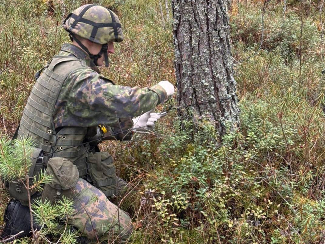 KainuunPR's tweet photo. Toistokoulutuksella saavutetaan osaaminen, joka takaa esimerkiksi tykistössä tulenantokyvyn.
1. tuliasemapatteri harjoittelee koulutushaarakohtaisia perussuorituksia.
#kaipr #maavoimat #kaitr #inttiarki #tykistö #valmiinatukemaan https://t.co/afeppsQtRq